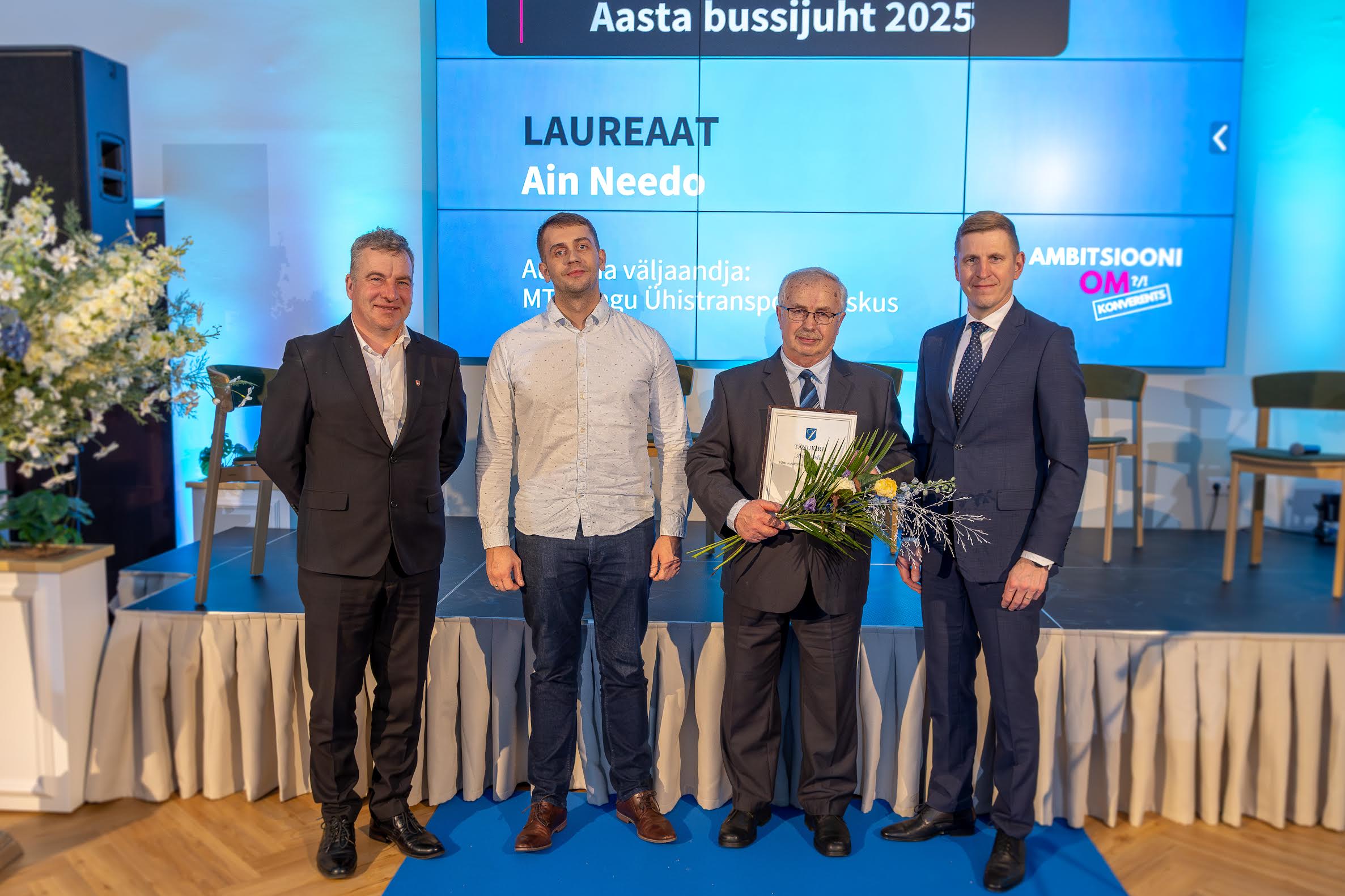 Tänavu pärjati Võrumaa aasta bussijuhi tiitliga staažikas sohver Ain Needo. Põlvamaa parimaks valiti 2014. aastast rooli keerav Piret Kungus. Fotol Raul Kudre (vasakult), Sander Saar, Ain Needo ja Tiit Toots. Foto: AIGAR NAGEL